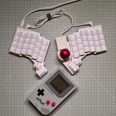ZSA Voyager & Lego Gameboy DMG